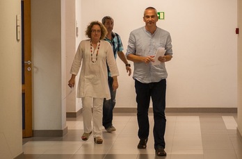 Ainhoa Beola y Joseba Permach, antes de su comparecencia. (Andoni CANELLADA/ARGAZKI PRESS)