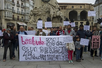 SOS Racismo ha comparecido en Gasteiz junto a las personas afectadas por el recorte de Lanbide. (Juanan RUIZ/ARGAZKI PRESS)
