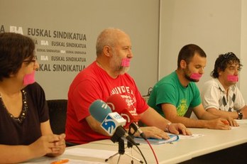 Representantes de ELA han denunciado en rueda de prensa la externalización en Euskaltel. (ELA)
