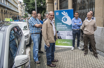Mafrtin Garitano posa junto a algunos de los taxistas participantes en la campaña. (Gorka RUBIO / ARGAZKI PRESS)
