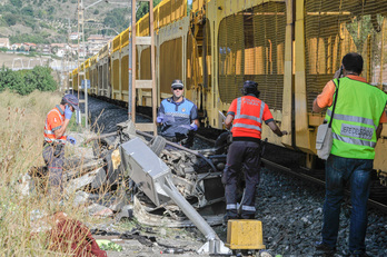Imagen del vehículo tras ser arrollado por el tren. (Idoia ZABALETA/ARGAZKI PRESS)