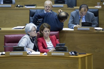 Yolanda Barcina y Lourdes Goicoechea, durante el pleno sobre el autogobierno fiscal del miércoles. (Iñigo URIZ/ARGAZKI PRESS)