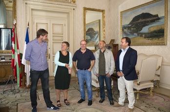 Los cinco alcaldes han comparecido en el Ayuntamiento de Donostia junto al alcalde. (Juan Carlos RUIZ / ARGAZKI PRESS)