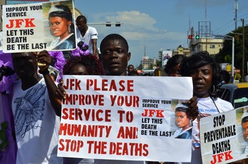 Manifestantes piden ayuda humanitaria en Liberia. (Zoom DOSSO/AFP)
