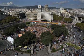 Imagen aérea de la plaza en la que se han concentrado. (Lluis GENE / AFP)