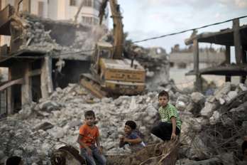 Niños entres los escombros en Gaza. (MAHMUD HAMS /AFP)