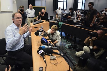 El profesor francés Jean Tirole, Nobel de Economía 2014, comparece ante los medios en Toulouse tras conocer el galardón. (Remy GABALDA/AFP) 