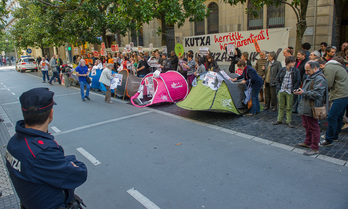 Acampada en la calle Andía ante la celebración de la asamblea de Kutxa. (Andoni CANELLADA/ARGAZKI PRESS)