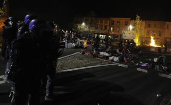 Protestas durante la pasada noche en Tarn en denuncia por la muerte del joven activista. (Pascal PAVANI/AFP)