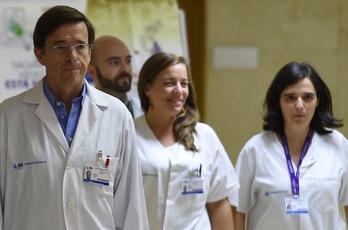 Miembros del equipo médico que atienden a Teresa Romero en el Carlos III. (Gerard JULIEN/AFP)