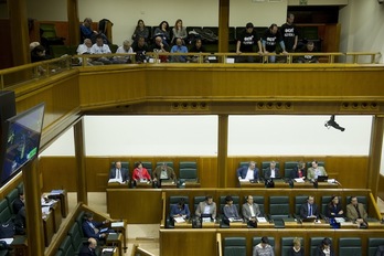 Imagen del pleno del Parlamento de Gasteiz sobre la pobreza. (Raúl BOGAJO/ARGAZKI PRESS)