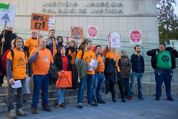 Miembros de Stop IRPH y Stop Desahucios se han concentrado ante el Palacio de Justicia. (Andoni CANELLADA/ARGAZKI PRESS)