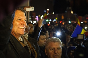 Klaus Iohannis tras proclamarse vencedor en las presidenciales rumanas. (ANDREI PUNGOVSCHI /AFP)