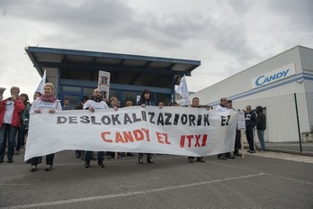 Protesta de los trabajadores de Candy ante la fábrica. (Gorka RUBIO/ARGAZKI PRESS)