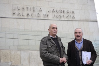 Xabier Olano y Martin Garitano han llevado la documentación a los Juzgados de Atotxa. (Jon URBE / ARGAZKI PRESS)