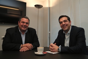 Panos Kamenos, presidente del partido de derecha Griegos Independientes,  y Alexis Tsipras, en la reunión que han mantenido esta mañana. (Lefterir PITARAKIS/AFP)