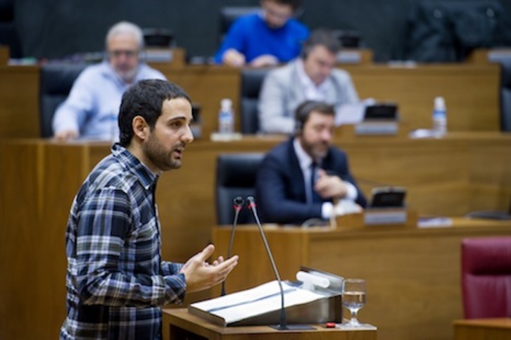 Eneko Compains ha defendido la ILP desde la tribuna del Parlamento. Iñigo Uriz (Argazki Press)