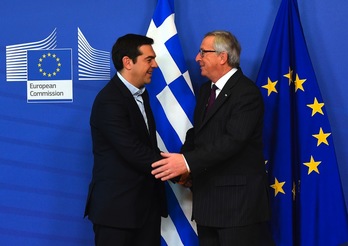 Alexis Tsipras y Jean-Claude Juncker, al inicio de su reunión en Bruselas. (Emmanuel DUNAND/AFP) 