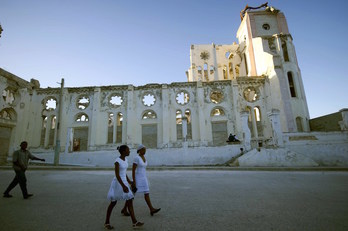 Cinco años después del terremoto que asoló Haití, las huellas de la destrucción son parte del paisaje cotidiano. En la imagen, restos de lo que fue la catedral de Puerto Príncipe. (Hector RETAMAL)
