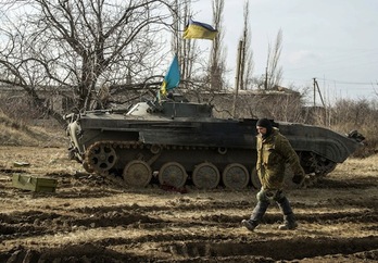 Carro de combate con banderas ucranianas en las cercanías de Donetsk. (Volodymyr SHUVAYEV / AFP) 