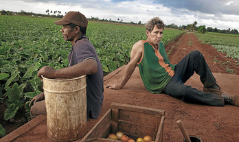 Dos trabajadores al final de su jornada en la aldea de Chafarinas, en Güira de Melena. (Joan ALVARADO)