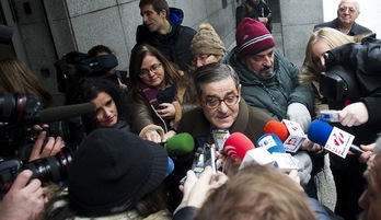 Mario Fernández hace declaraciones tras salir del juzgado el 6 de febrero. (Luis JAUREGIALTZO/ARGAZKI PRESS)