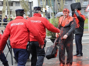 La Ertzaintza ha tratado de impedir la protesta de los activistas. (ARGAZKI PRESS)