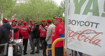 Los trabajadores de la planta madrileña de Coca-Cola, ayer ante la sede del Alto Tribunal español. (Alberto PRADILLA)