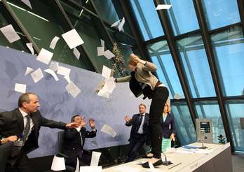 Instante en el que una mujer lanza confeti sobre Mario Draghi. (Daniel ROLAND/AFP)