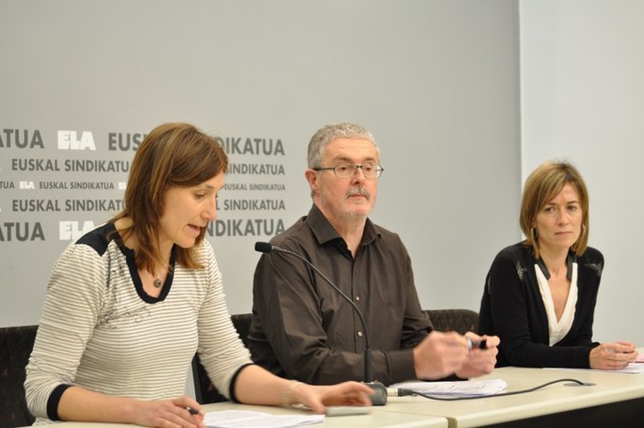 Miembros de ELA, durante la rueda de prensa que han ofrecido en Bilbo. (ELA sindikatua)