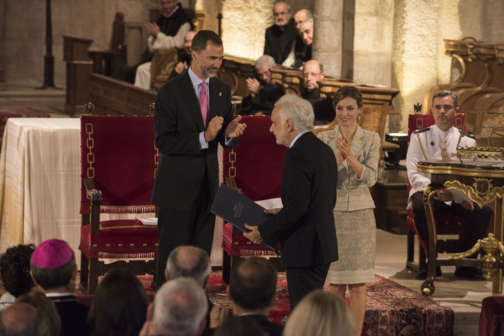 Felipe de Borbón y Letizia Ortiz entregan el premio a Ramón Andrés. (Gobierno de Nafarroa)