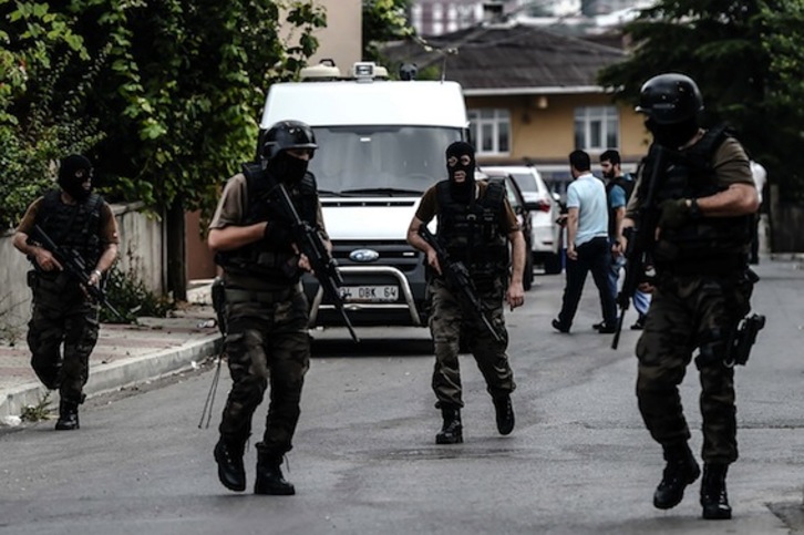 Miembros de las fuerzas turcas en Estambul. (Ozan KOSE/AFP PHOTO)