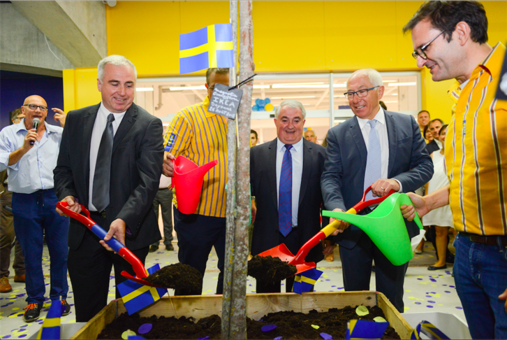 Les maires de Saint-Pierre d'Irube, Mouguerre et Bayonne ont eux aussi célébré l'ouverture d'Ikea. © Isabelle MIQUELESTORENA