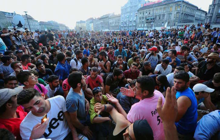 Cerca de 2.000 refugiados aguardan ante la estación de tren de Budapest. (ATTILA KISBENEDEK | AFP)