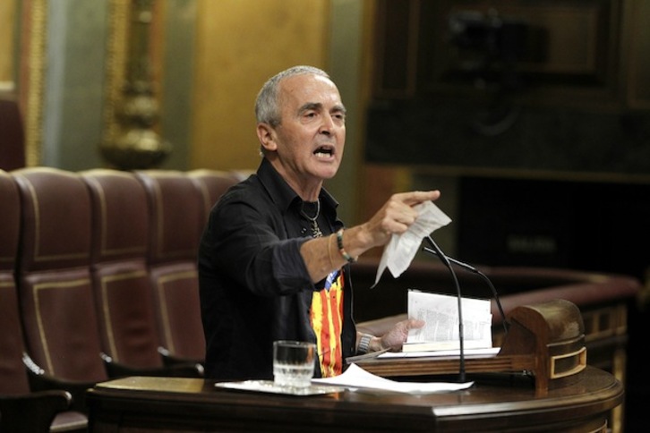 Sabino Cuadra, en el estado con algunas hojas de la Constituciíon arrancadas en su mano. (J. DANAE / ARGAZKI PRESS)