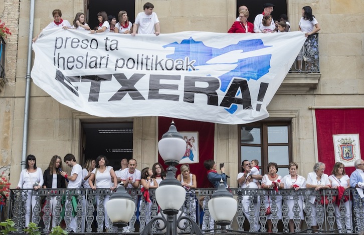 Pancarta en favor de los presos desplegada en el balcón del Ayuntamiento de Tafalla. (Jagoba MANTEROLA / ARGAZKI PRESS)