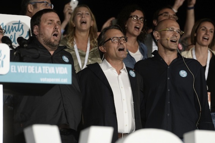 Oriol Junqueras, Artur Mas y Raül Romeva, durante el acto final de campaña. (Josep LAGO/AFP)