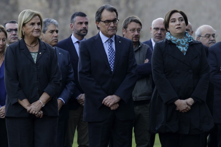 Nuria de Gispert, Artur Mas y Ada Colau en el homenaje a Lluis Companys. (Pau BARRENA / AFP)