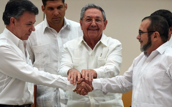 Juan Manuel Santos eta Timoleón Jimenez "Timochenko" eskua emanez Raúl Castro erdian dutela (Luis ACOSTA/AFP) 