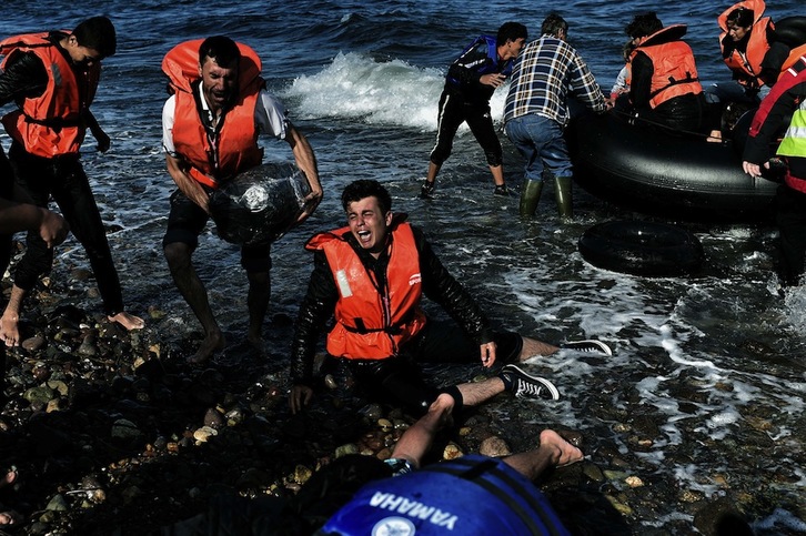 Llegada de un bote a la costa de Lesbos. (Aris MESSINIS / AFP)