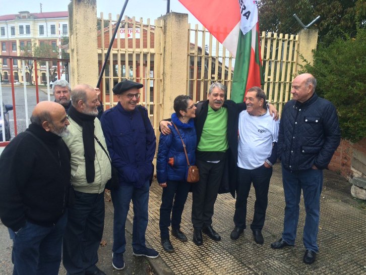 Jabier Salutregi, con sus compañeros de ‘Egin’ recientemente excarcelados. (@gara_isoto)