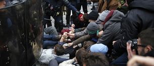 Enfrentamientos entre policías y manifestantes contra el cambio climático en París