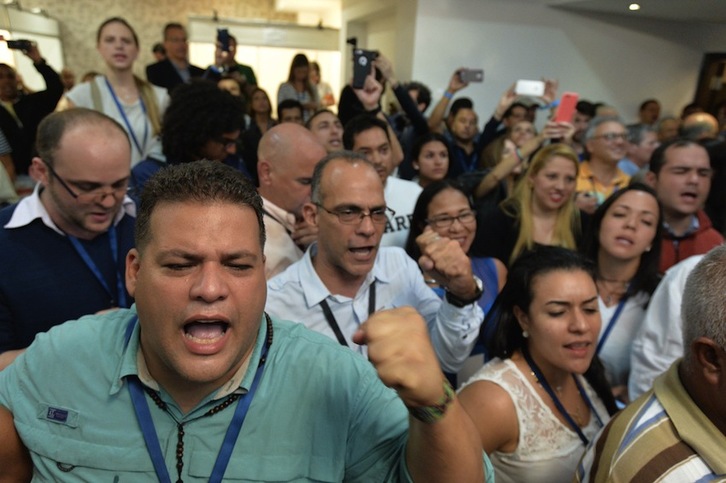 Seguidores del MUD celebran su victoria en las elecciones de Venezuela. (Luis ROBAYO/AFP)