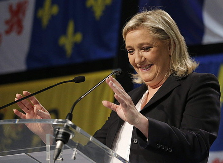 Marine Le Pen Fronte Nazionaleko buruzagia, bozketa egunaren osteko agerraldian. JULIEN WARNAND / EFE