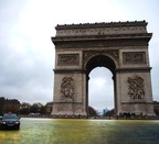 Activistas de Greenpeace escalan el Arco del Triunfo parisino para reclamar impulso a las renovables