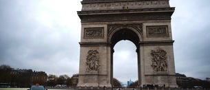 Activistas de Greenpeace escalan el Arco del Triunfo parisino para reclamar impulso a las renovables