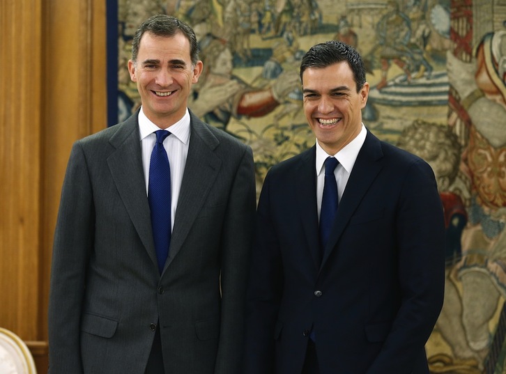 Felipe de Borbón y Pedro Sánchez posan sonrientes para los medios. (POOL EFE)