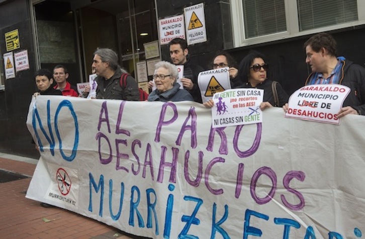 Concentración contra los desahucios en Barakaldo. (Luis JAUREGIALTZO/ARGAZKI PRESS)