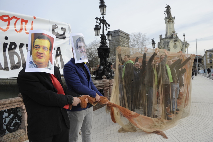 Itsas Aurre plataformak protesta egin du Maria Kristina zubian. (Jon URBE / ARGAZKI PRESS)
