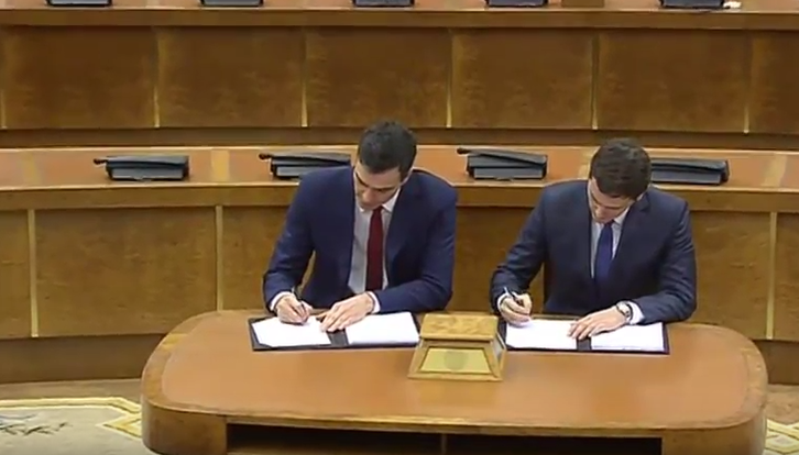 Pedro Sánchez y Albert Rivera firmando el pacto.
